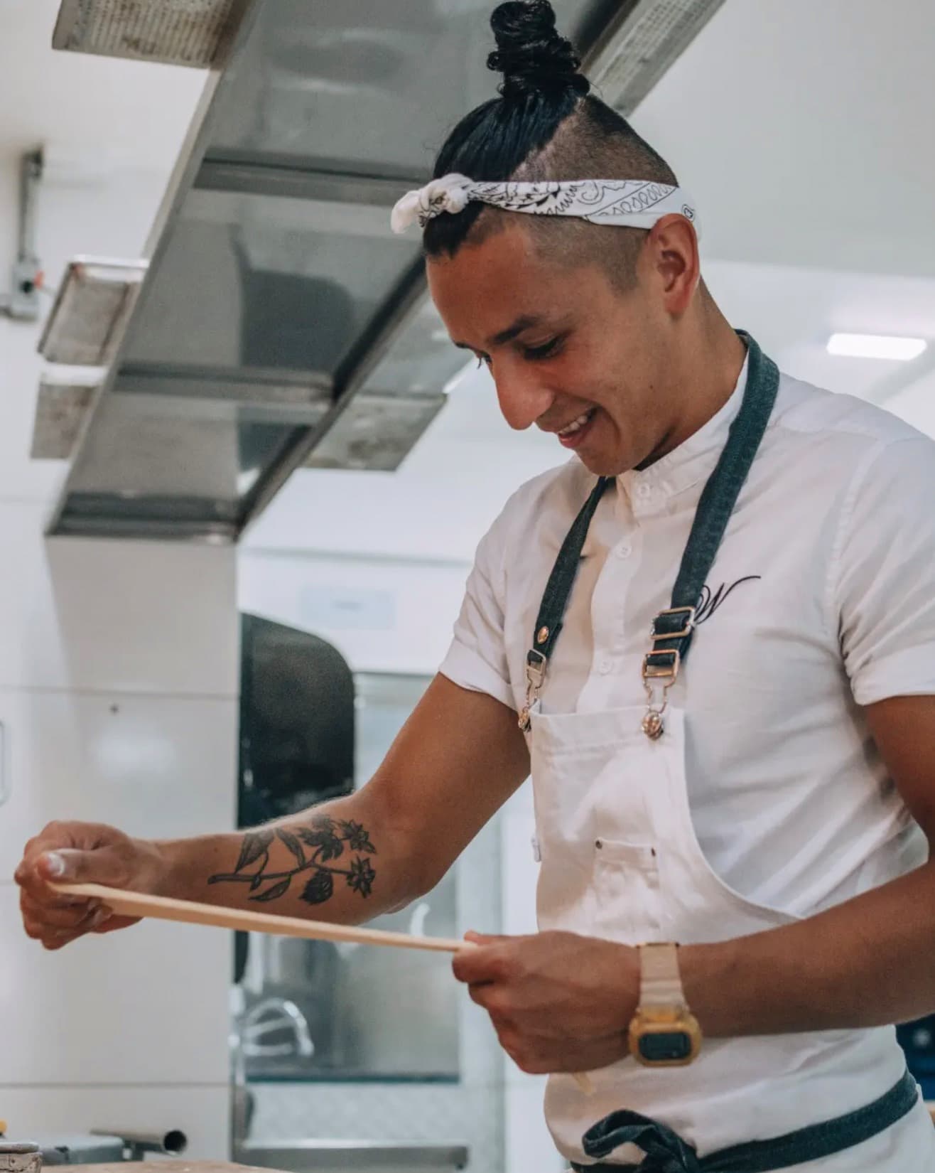 Chef verificando la medida exacta de un ingrediente en una cocina profesional